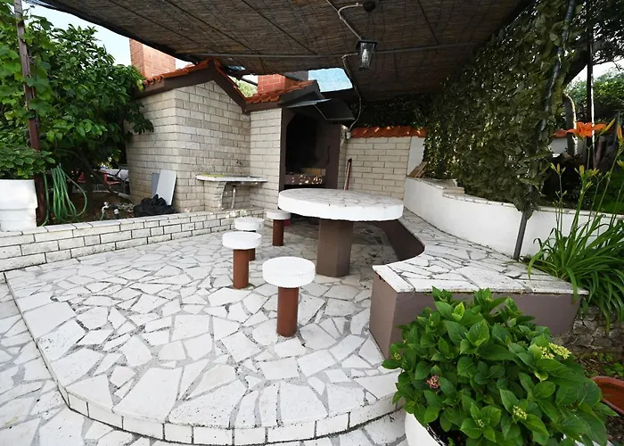 Mihovilovic - 50 M From Apartamento Slatine