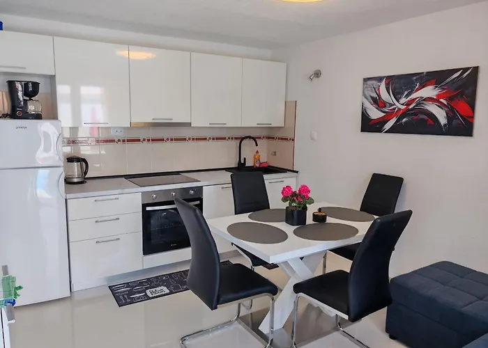 Mihovilovic - 50 M From Apartamento Slatine