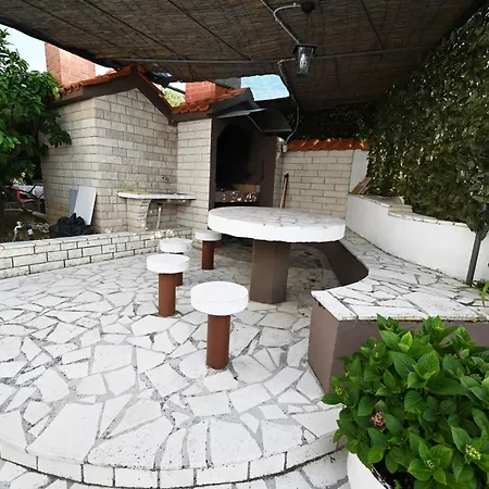 Mihovilovic - 50 M From Appartement Slatine